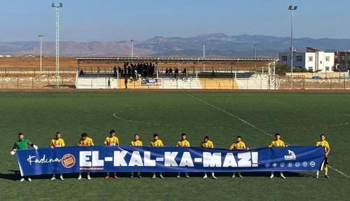 Futbolcular sahaya 'Kadına el kalkamaz 'pankartı ile çıktı