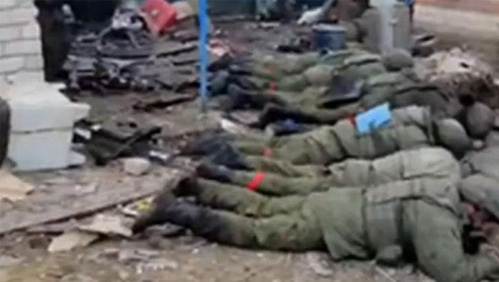 Dünya bu görüntüleri konuşuyor! Ukrayna askerleri teslim olan Rusları öldürdü mü?