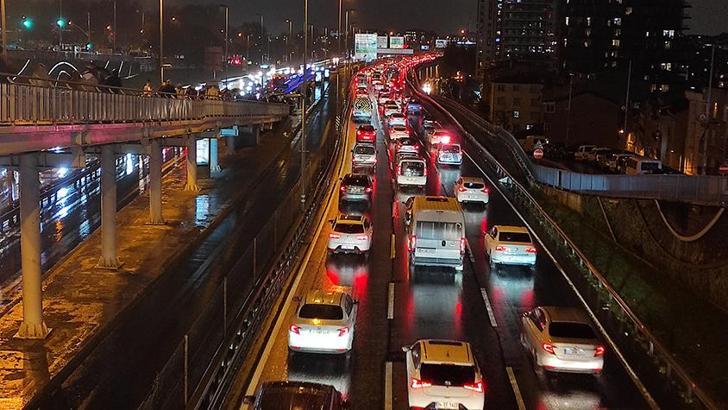 İstanbul'da sağanak sonrası trafik kilitlendi