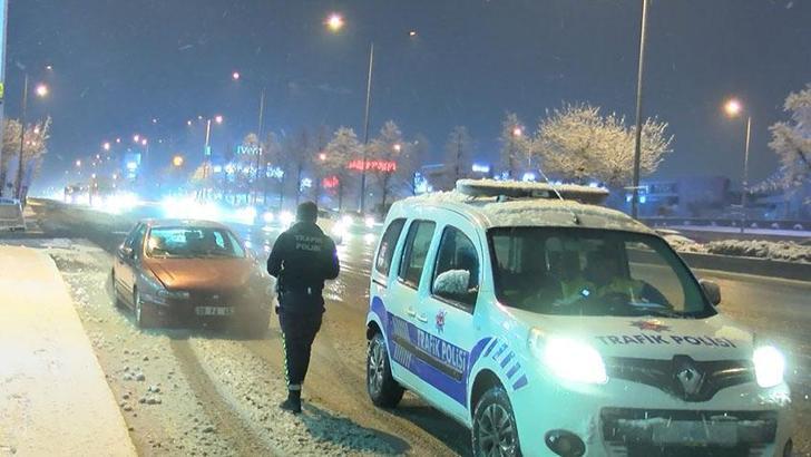 Ankara'da kar yağışı etkisini artırdı