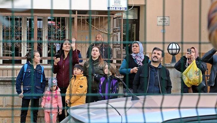 Antalya’da hareketli dakikalar! Apartman sakinleri sokağa döküldü