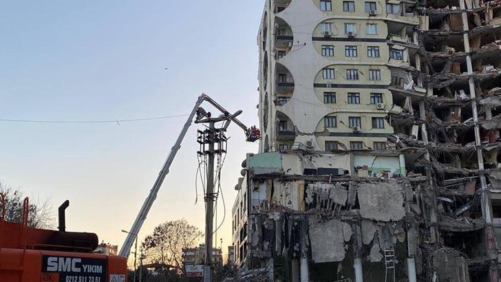 Diyarbakır'da 1 bloğu yıkılan Galeria Sitesi'nde dron ile hayvan kurtarma operasyonu