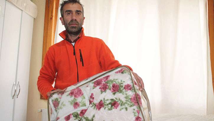 'Yardım etmek isterken mağdur olduk' İçi altın dolu battaniyeyi gönderdiler