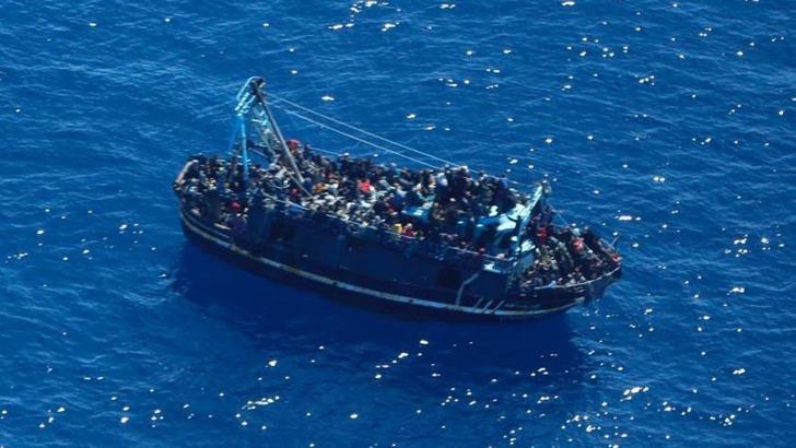 Akdeniz’de 400 düzensiz göçmen kurtarılmayı bekliyor