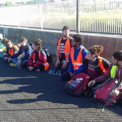 İtalya'da iklim aktivistleri yolu kapattı, uzun araç kuyrukları oluştu