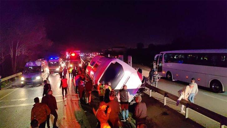 Bursa'da öğrencileri taşıyan tur otobüsü devrildi: 3 ölü, çok sayıda yaralı var