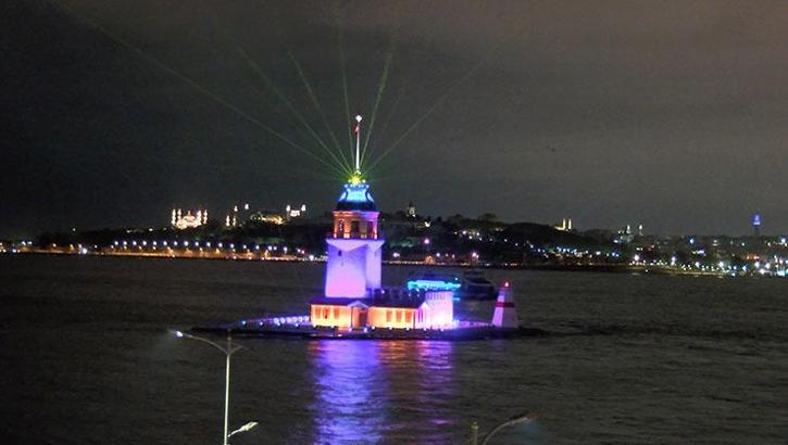 Restorasyonu tamamlanan Kız Kulesi ışık ve lazer gösterisiyle ziyarete açıldı