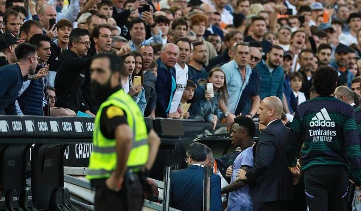Valencia'dan Vinicius Junior'a ırkçılık yapan taraftarlara ceza