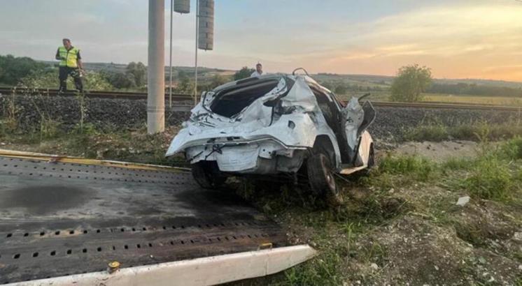 İstanbul’da yolcu treni hemzemin geçitte otomobile çarptı