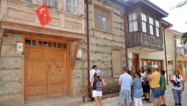 Turistlerin vazgeçilmez noktası oldu... Düğmeli evler yılda 8 bin kişiye ev sahipliği yapıyor