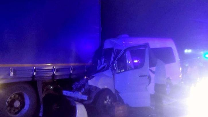 Kırkpınar güreşçilerini taşıyan minibüs TIR'a çarptı: 9 yaralı