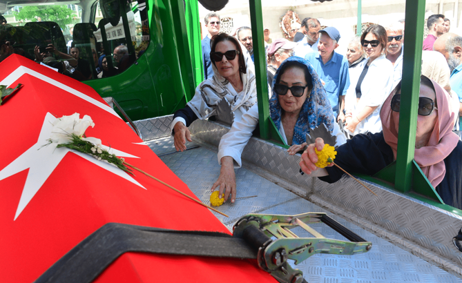 Eski dostlarından Safa Önal'a veda