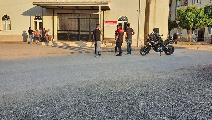 Telefonda tartıştığı arkadaşını cami önünde vurdu