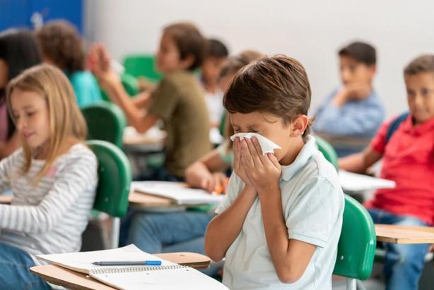 2 gün şiddetli seyrediyor! Yetişkinlerde, büyük çocuklarda ve bebeklerde en yaygın grip belirtileri