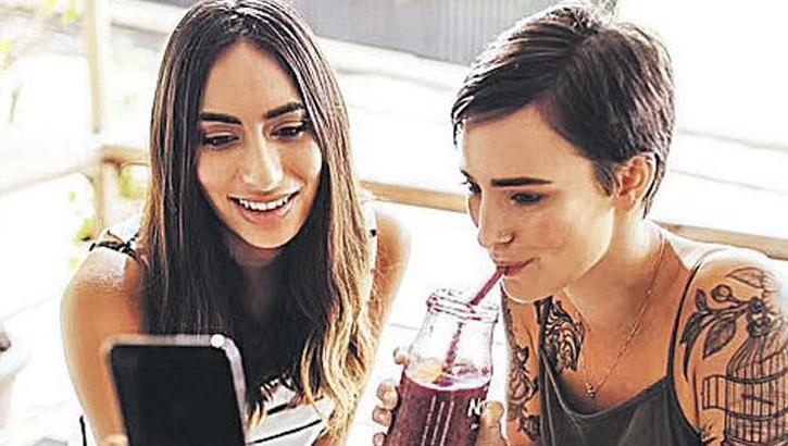 Kadınlarda telefon bağımlılığı alarmı