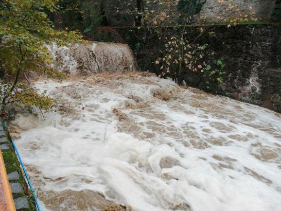 Manisa'da Kurşunlu Şelalesi sağanakla coştu