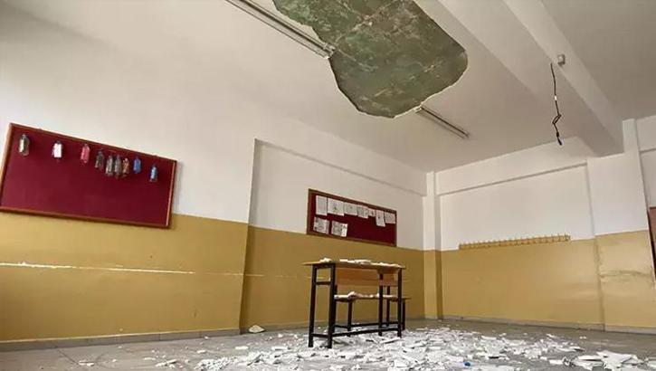 Derste korku dolu anlar! Tavan sıvası düştü, 7 öğrenci yaralandı