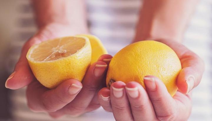 Limonu kesip üzerine tuz eklediğinizde olanlara inanamayacaksınız! Limon-Tuz bileşimi stresi azaltıyor, zararlı bakterileri temizliyor!
