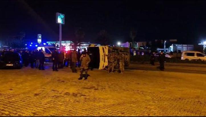 Çevik Kuvvet midibüsü devrildi: 11 polis yaralı
