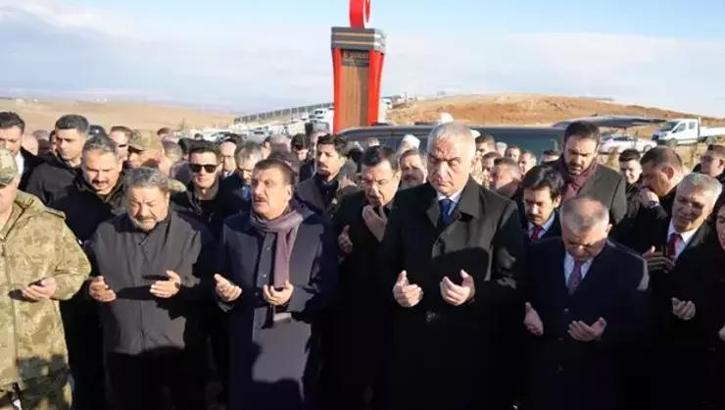 Bakan Ersoy depremde hayatını kaybedenleri mezarı başında andı
