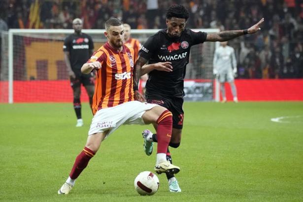 Aslan havlu attı