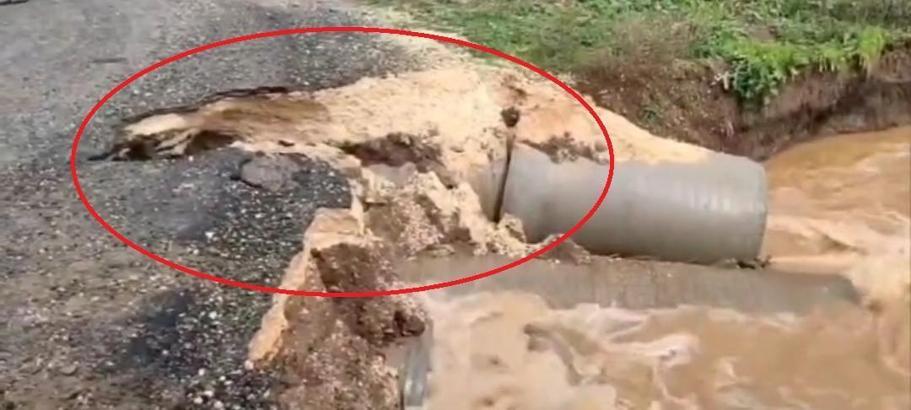 Diyarbakır'da sağanak; dere taştı, yol çöktü, tarlalar su altında kaldı