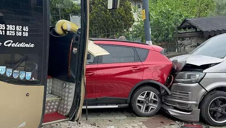 Okul gezisi için Üsküdar'a gelen midibüs kaza yaptı! 10 öğrenci yaralandı