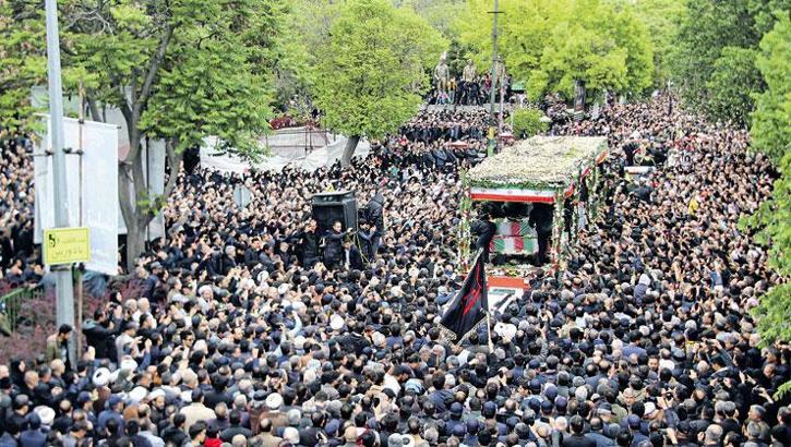 İran Reisi'yi uğurluyor