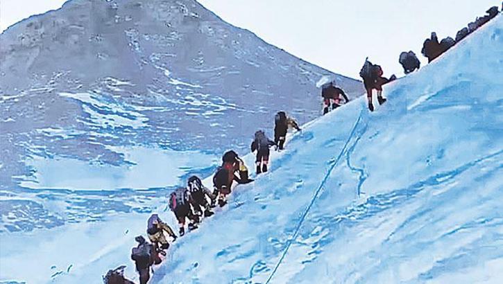Everest'i çökerten kalabalık