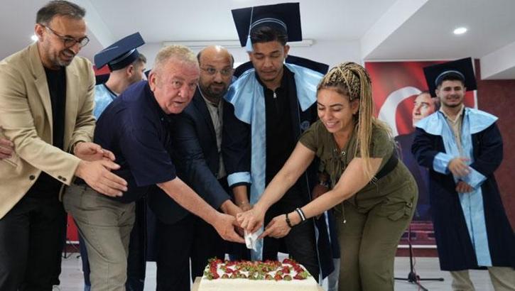 Öğrenmenin yaşı yok! 71 yaşında lise diploması aldı: Mutluluktan göbek attı