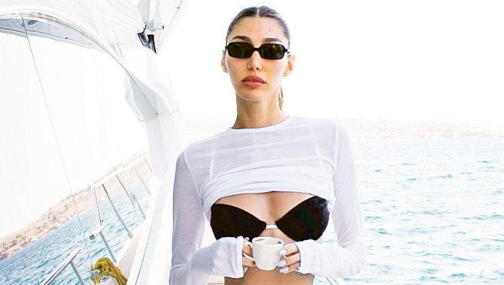 Lüks yatta yeni aşka yelken açtı! Sevgilisiyle bol bol fotoğraf çekildi