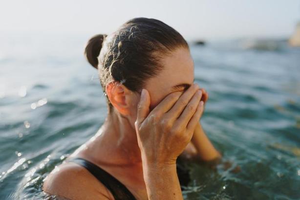 Serinlemek isterken sağlığınızdan olmayın! Uzmanı havuzlardaki bulaş riskine karşı uyardı