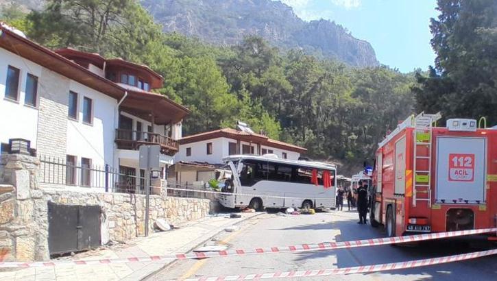 Muğla'da turist otobüsü kaza yaptı! Çok sayıda yaralı var