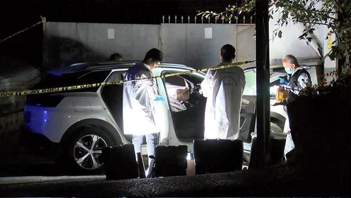 Seyir halindeki araçta sürücü olan arkadaşını vurdu