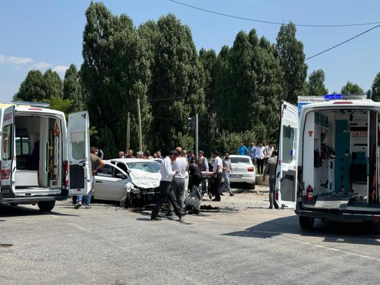 Van'da 2 otomobilin karıştığı kazada 4 kişi yaralandı