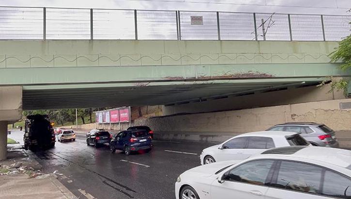 Bakırköy'de alt geçidi su bastı; trafik durma noktasına geldi