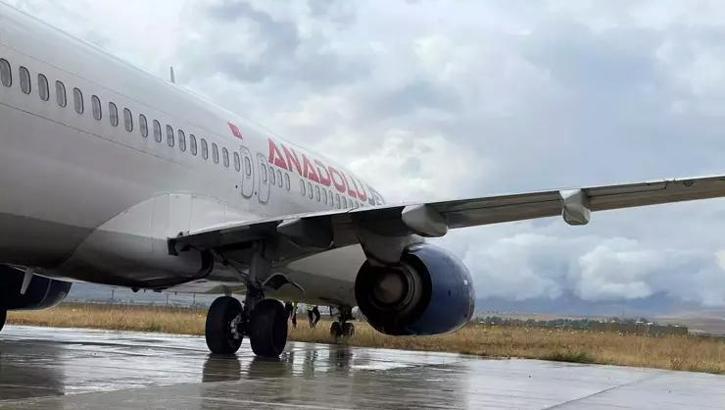 Hakkari'de yolcu uçağı pistten çıktı