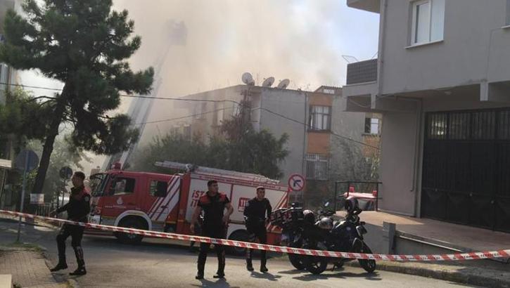 İstanbul'da yangın paniği! Başka binaya da sıçradı