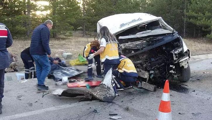Karaman'da feci kaza: 2 kişi öldü, çok sayıda yaralı var