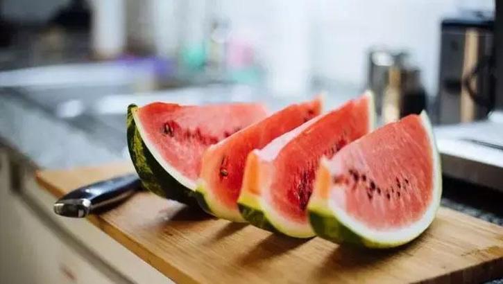 KARPUZUN SAĞLIK ÜZERİNDEKİ FAYDALARI NELERDİR? HANGİ HASTALIKLARA İYİ GELİR?