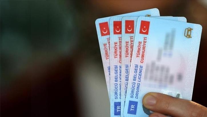 Ehliyet yaşı düşürüldü mü, kaç oldu? M, A1, B1 ehliyeti son dakika yaş sınırı değişti mi? B1 ehliyet nedir, hangi araçları kullanabilir?