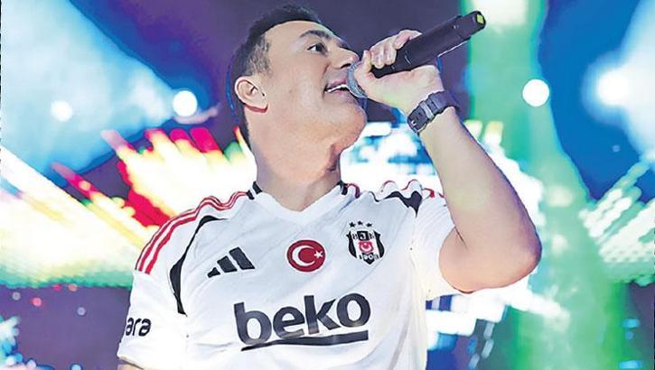 Formasıyla sahnede