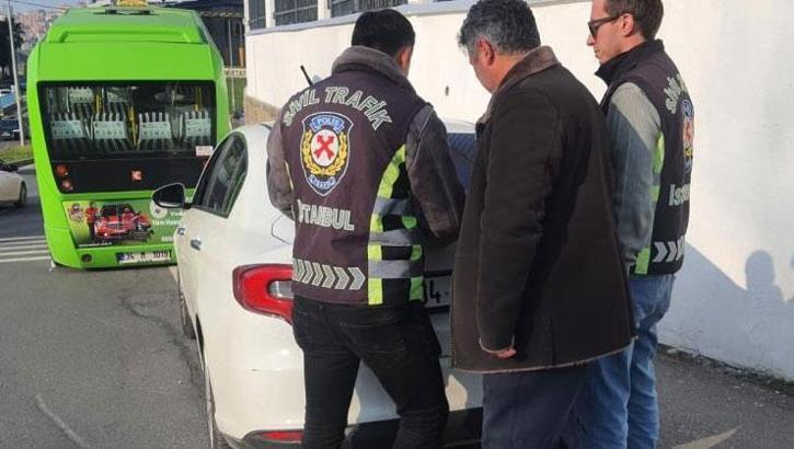 Kapıyı kilitleyip yolcuları indirmeyen şoför yakalandı! İşte aldığı ceza