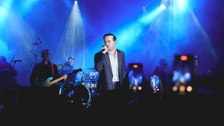 Ünlü şarkıcı Mert Demir Espressolab Roastery’nin yılbaşı partisinde sahne aldı