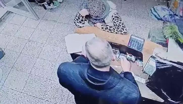 Bulduğu kredi kartıyla markette veresiye borcunu ödedi