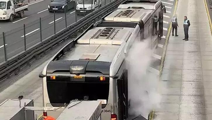 Dumanların yükseldiği metrobüs tahliye edildi!