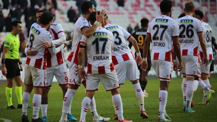 Bahoken takım arkadaşını tokatladı, kırmızı kartı gördü