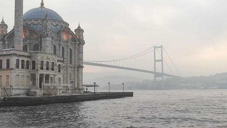 İstanbul Boğazı'nda gemi trafiğine sis engeli