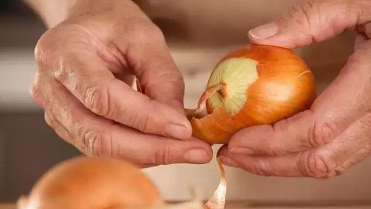 Eldeki soğan kokusu nasıl geçer? Ele sinen soğan kokusunu geçiren yöntemler nelerdir?