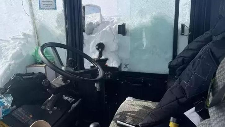 İş makinesinin üzerine çığ düştü, operatör son anda kurtuldu